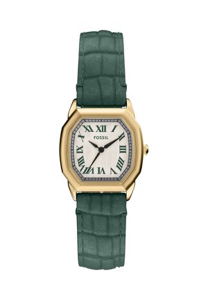 Montre carrée ton or avec chiffres romains verts, cadran blanc texturé et bracelet en cuir vert à motif crocodile.