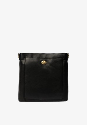 Zwarte leren handtas met een gladde textuur, rechthoekige vorm, enkele bovenhandgreep en een voorzak met een messing drukknoopsluiting.