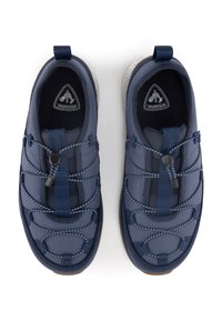 Námořnické modré slip-on boty s texturovanou tkaninou, elastickým šněrováním a džínovým podešvem. Obsahují poutko na patě a polstrovaný límec.