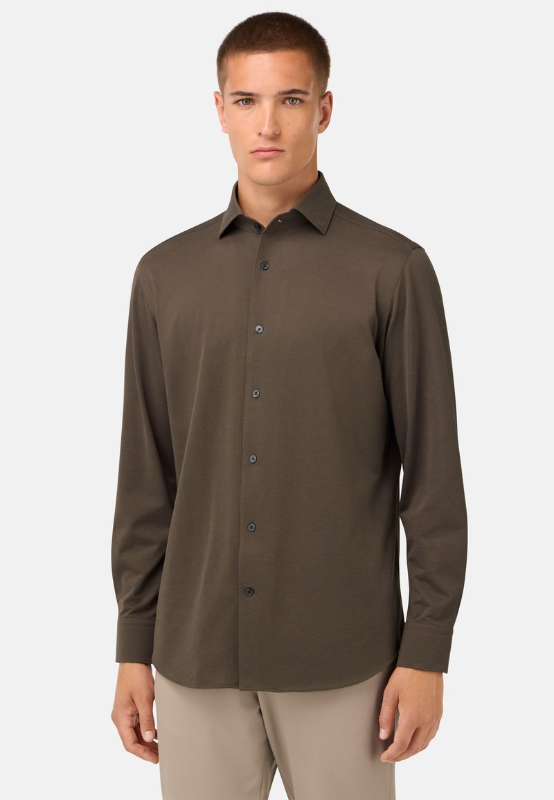 Brahns garais piedurkņu krekls mīkstā audumā, ar pogām uz apkakles un melnām pogām, veidots ar pieguļošu siluetu un gludu tekstūru.