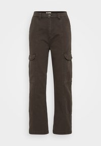 Pantalons cargo marron foncé avec des jambes droites, deux poches latérales, coutures visibles et une fermeture à bouton à l'avant. Fabriqués en tissu durable.