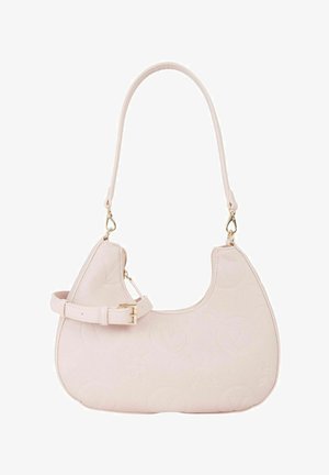 Bolso de mano de color rosa claro en forma de media luna con patrón de monograma en relieve, cremallera superior, correa de hombro desmontable y hebilla decorativa en el lateral.