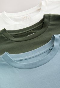 Drie crewneck T-shirts gestapeld: wit, olijfgroen en lichtblauw. Gemaakt van katoen met geribbelde kragen, een gladde textuur en zonder zichtbare patronen.