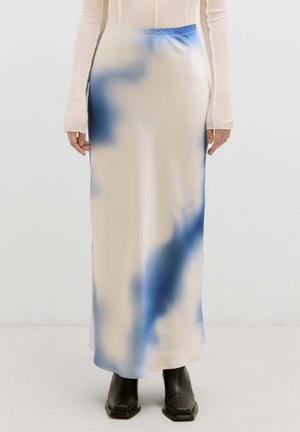 Lichtbeige satijnen rok met blauwe gradientaccenten, vloer lange ontwerp, gladde textuur en subtiele patroonvariaties.