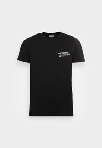 Svart bomullströja med rund halsringning, korta ärmar, med vit text på vänster bröstområde, och standard rak skärning.