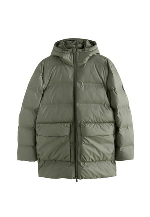 Polstret olivengrønt jakke med hætte, lynlåslukning og to store frontlommer. Glat tekstur med en let blank finish.