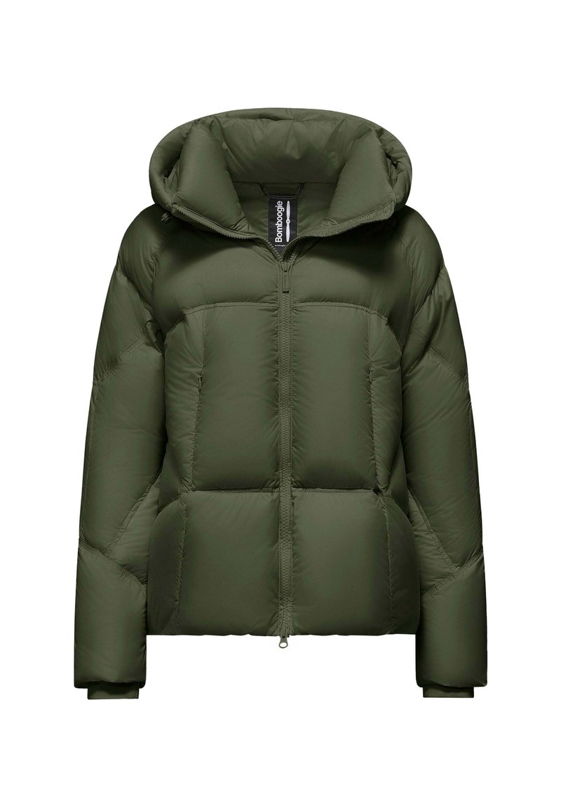 Giacca a vento verde imbottita con colletto alto e grande cappuccio. Presenta una zip frontale e polsini elasticizzati. Tessuto liscio e leggero.