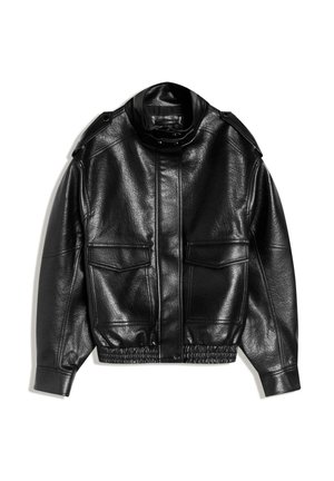 Zwarte leren jas met een hoge kraag, twee voorzakken en een geplooemde zoom. Heeft gestructureerde schouders en een glad, gestructureerd oppervlak.