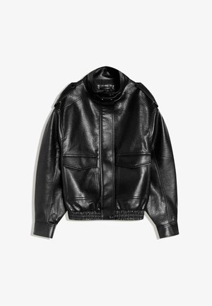 Fekete bőrkabát magas gallérral, két elülső zsebbel és ráncolt szegéllyel. Strukturált vállakkal és sima, texturált felülettel rendelkezik.