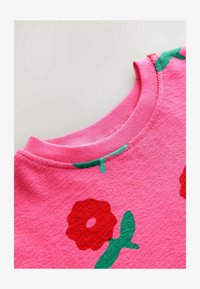 Unselected, pink red flower