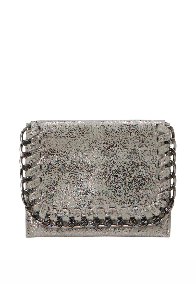 Metallische zilveren handtas met een gestructureerde afwerking, voorzien van een kettingaccent langs de rand. Compact rechthoekig formaat. Verstelbare schouderband.