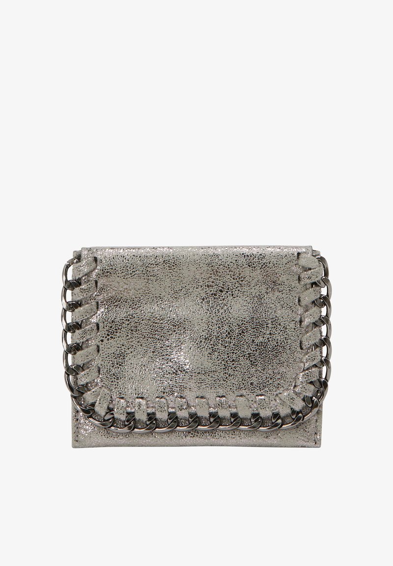 Metallische zilveren handtas met een gestructureerde afwerking, voorzien van een kettingaccent langs de rand. Compact rechthoekig formaat. Verstelbare schouderband.