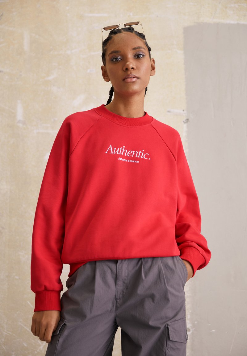 New Balance ATHLETICS ICONO GRAPHIC CREW Sweatshirt true red/rouge