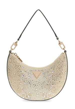 Sac à main beige en forme de croissant avec une sangle noire, des fermoirs dorés et recouvert de petites clous métalliques, arborant un logo triangulaire Guess à l'avant.