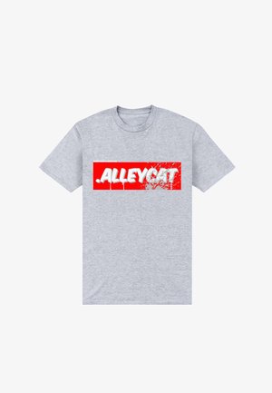 Šedé bavlněné tričko s výraznou červenou obdélníkovou grafikou s textem " ALLEYCAT " v bílém. Krátké rukávy a kulatý výstřih.