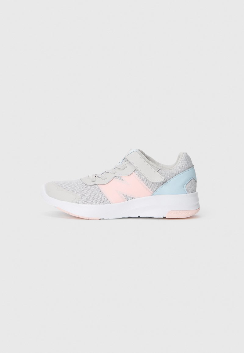 Chaussure de sport légère en maille grise et matériaux synthétiques, avec des accents roses et bleus, un design à lacets sécurisé et une semelle blanche.