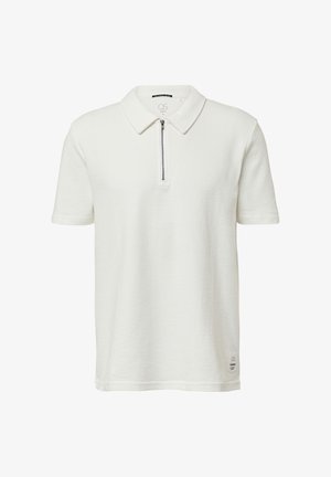 Biała koszulka polo z krótkim zamkiem przy kołnierzu, wykonana z teksturowanej tkaniny, z krótkimi rękawami i małą metką marki.