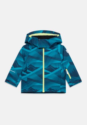 Veste bleue à motifs avec une capuche et des manches longues, une fermeture éclair jaune fluo sur le devant et une petite poche sur la manche, sur un fond uni.