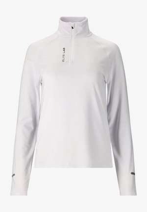 Weißer Langarmpullover mit Reißverschlusskragen, aus glattem Stoff gefertigt. Verfügt über ein reflektierendes Logo auf der Vorderseite und dezente schwarze Akzente an den Ärmeln.