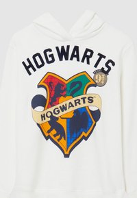 Felpa bianca con cappuccio caratterizzata da una grande stampa del stemma di Hogwarts, con sezioni rosse, blu, verdi e gialle e il testo "HOGWARTS" sopra.