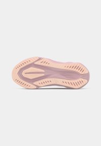 Σόλα παπουτσιού με υφή ροζ και ροδάκινο από ελαστικό, σχεδιασμένη με αυλακώσεις και μοτίβα για πρόσφυση; μια κομψή μορφή και καμπύλη.