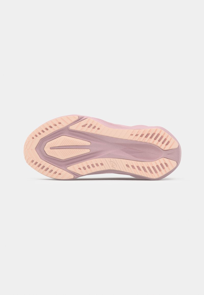 Semelle de chaussure en caoutchouc texturé rose et pêche, conçue avec des rainures et des motifs pour une bonne adhérence ; une forme et une courbure élégantes.