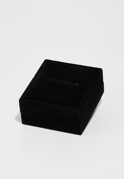 Scatola per gioielli in velluto nero di forma quadrata, con un logo goffrato discreto sulla parte superiore e una superficie liscia e strutturata.