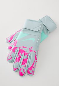 Nike fotbollshanskar med en grå kropp och rosa geometriska mönster, texturerade grepphandflator och justerbara handledsremmar i ljusblått.