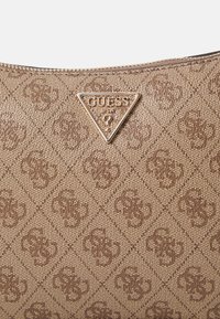 Ruskeat kuviolliset käsilaukut, joissa on timanttitekstuuri ja näyttävä kultainen kolmiomainen logo. vetoketjukiinnitys ylhäällä.