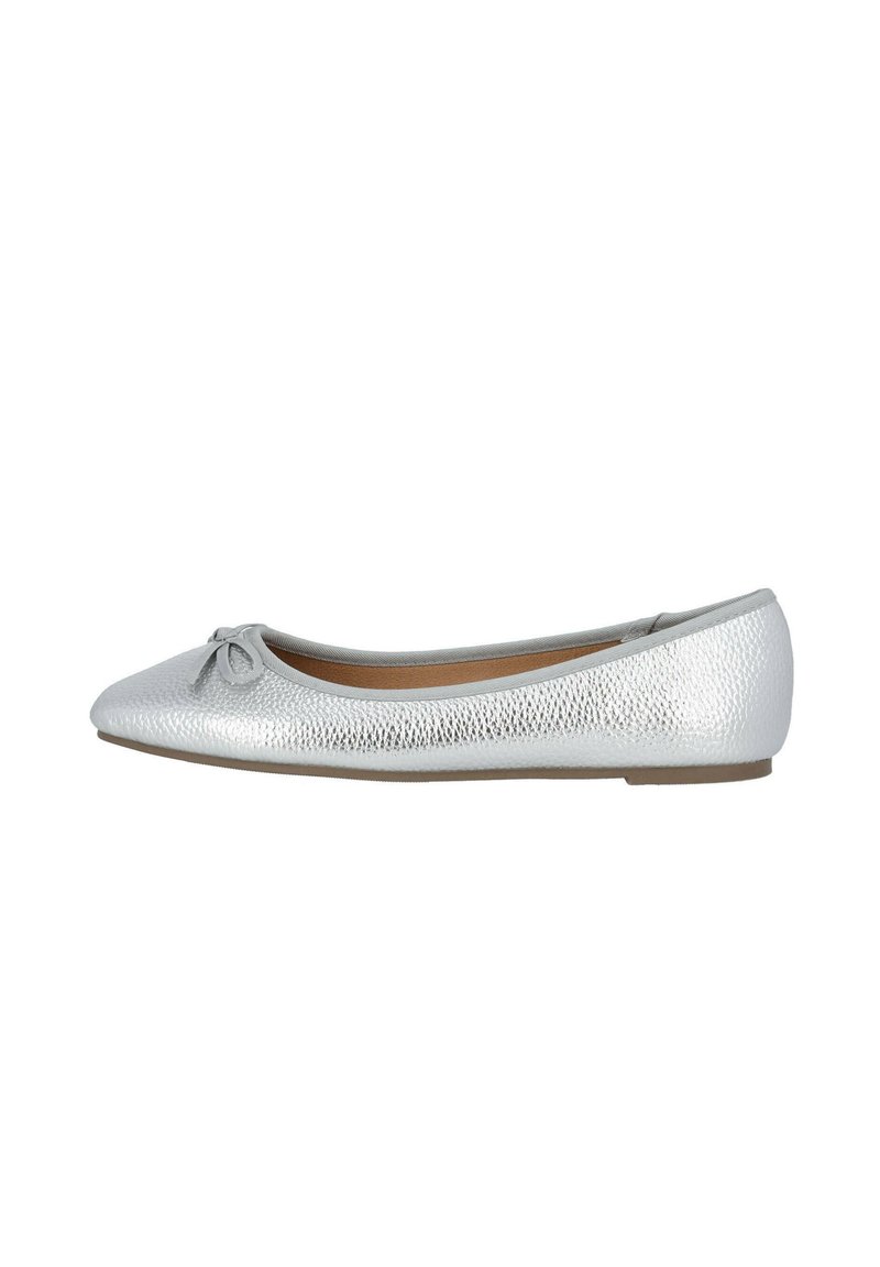 Silberne Ballettschuhe mit strukturiertem Finish, spitz zulaufender Spitze und einem kleinen Schleifenakzent an der Vorderseite. Flache Sohle und weiche Innenauskleidung.