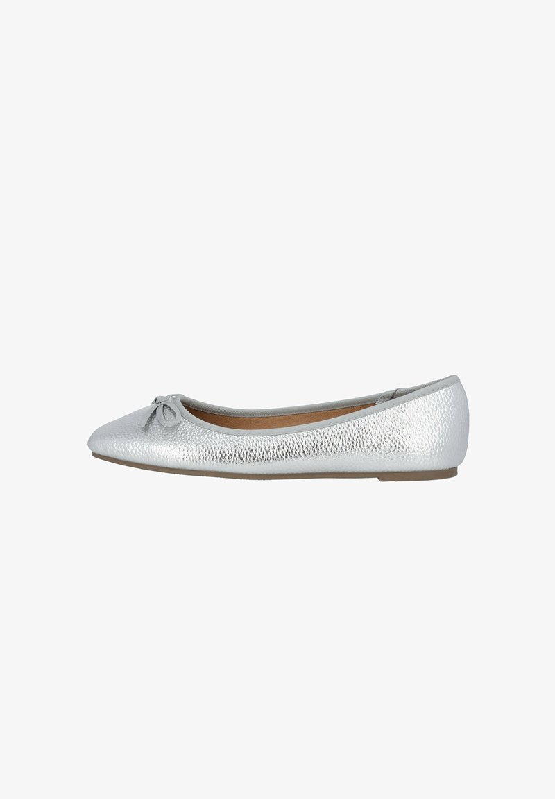 Silberne Ballettschuhe mit strukturiertem Finish, spitz zulaufender Spitze und einem kleinen Schleifenakzent an der Vorderseite. Flache Sohle und weiche Innenauskleidung.