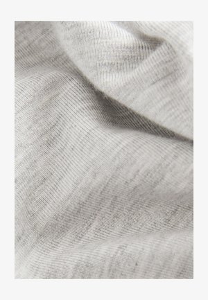 Tissu gris clair texturé avec un fin côtelé, composé d'un matériau doux et extensible. Variations subtiles de la tonalité de couleur sur toute la surface.