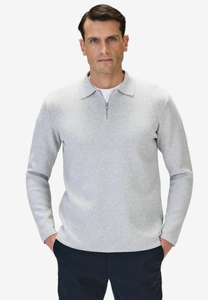 Vaaleanharmaa pullover, jossa on neljännesvetoketju, kauluksellinen pääntie, pitkät hihat ja teksturoitu neulekangas. Ominaisuuksiin kuuluu rento istuvuus.