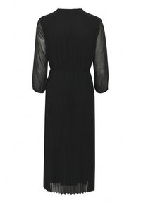 Schwarzes Kleid mit plissiertem Rock, langen durchsichtigen Ärmeln und rundem Ausschnitt, entworfen mit einer taillierten Taille und fließender Silhouette.