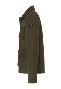 Olivengrøn langærmet jakke med lommer med klap og knapper samt et Schott-logo på den øverste ærme, vist fra siden.
