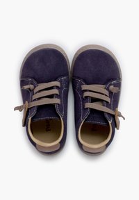 Scarpe scure in suede viola con lacci e rifiniture beige. Presentano una punta rotonda, cuciture decorative e una suola in gomma texture.