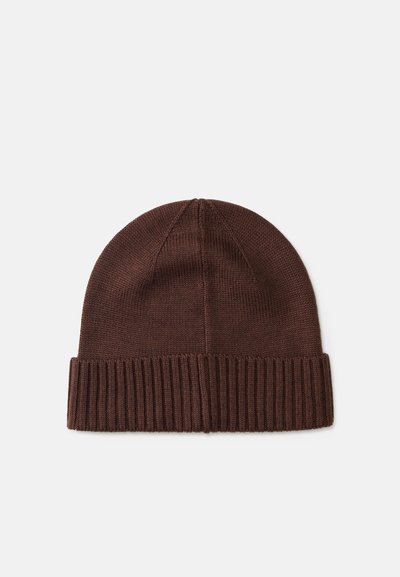 Gorro de malha castanho com punho canelado e textura suave, apresentando um topo arredondado e design sem costuras para um ajuste confortável.