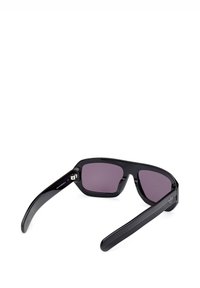 Czarne okulary przeciwsłoneczne z kwadratowymi oprawkami, ciemnofioletowymi szkłami, gładkim wykończeniem z plastiku i eleganckim designem ramion. Na boku widoczny jest logo.