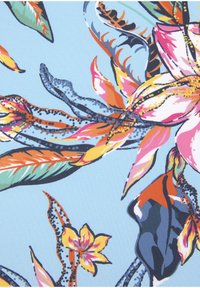 Tissu floral présentant de grandes fleurs roses, des feuilles vertes et orange, ainsi que des éclaboussures de bleu sur un fond bleu clair avec des motifs complexes.