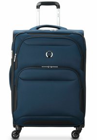 Maleta rígida de color azul marino con un mango retráctil, cuatro ruedas, dos compartimentos con cremallera y un detalle de logo en la parte frontal.