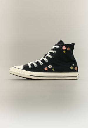 Melns augstais sporta apavu modelis ar baltām šņorēm un zolīti, sānos rotāts ar maziem krāsainiem izšūtiem ziediem.