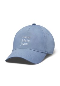 Mėlyna beisbolo kepurė su struktūrine karūna, kreiva briauna ir balta siuvinėta "Calvin Klein Jeans" logo priekyje. Textūruota medžiaga.