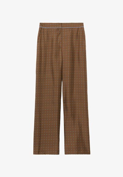 Pantaloni larghi marroni con un motivo geometrico in bianco e blu. Caratterizzati da una vita piana, tasche laterali e una texture liscia.