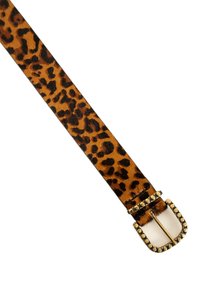 Cinturón de estampado de leopardo fabricado en material suave, con una hebilla cuadrada en tono dorado y acentos de tachuelas. La correa tiene un ancho de 3-4 cm.