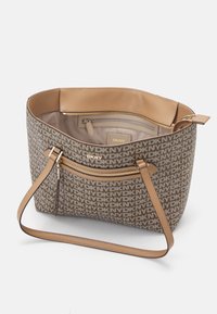 DKNY BRYANT TOTE - Kézitáska - chino/cappuccino