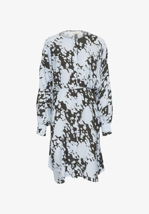 Világoskék gombos ruha fekete és fehér absztrakt mintával. Hosszú ujjakkal és összefogott derékkal rendelkezik, ami laza sziluettet kölcsönöz.