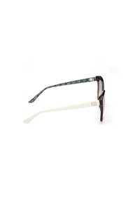 Ochelari de soare coriat maro cu braț alb pe care se află un model geometric verde, accent logo din metal aproape de balama, formă rectangulară elegantă.