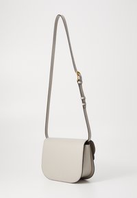 Borsa a tracolla in pelle grigia chiara con una forma rettangolare elegante, chiusura a pattina piatta, tracolla regolabile e dettagli di cucitura sottili.