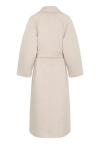 Cappotto in lana beige con taglio morbido, collo sciallato e vita con cintura. Presenta maniche larghe e una lunghezza al ginocchio con una texture liscia.