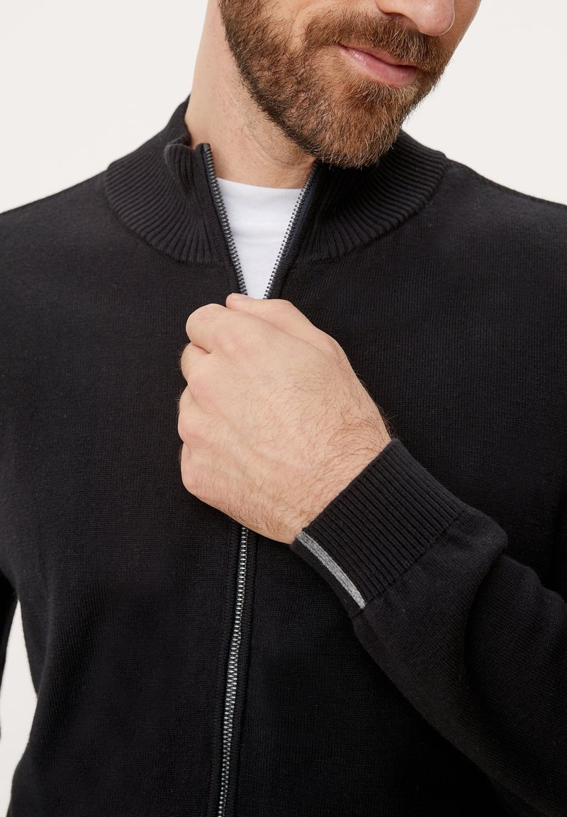 Herren Strickjacken | s.Oliver AUS Strickjacke black/schwarz - VP93087 Herren Strickjacken | s.Oliver AUS Strickjacke black/schwarz - VP93087
